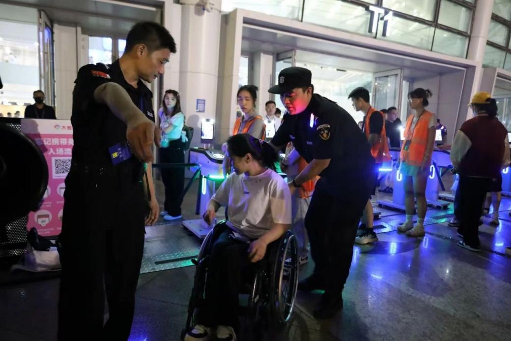 C:/Users/Administrator/Desktop/“安保鐵軍、硬核保障”2024系列報(bào)道四十二——南京市保安服務(wù)有限公司成功護(hù)航張碧晨「今兒個(gè)開心」十周年巡回演唱會(huì)南京站安保任務(wù)/5.jpg5