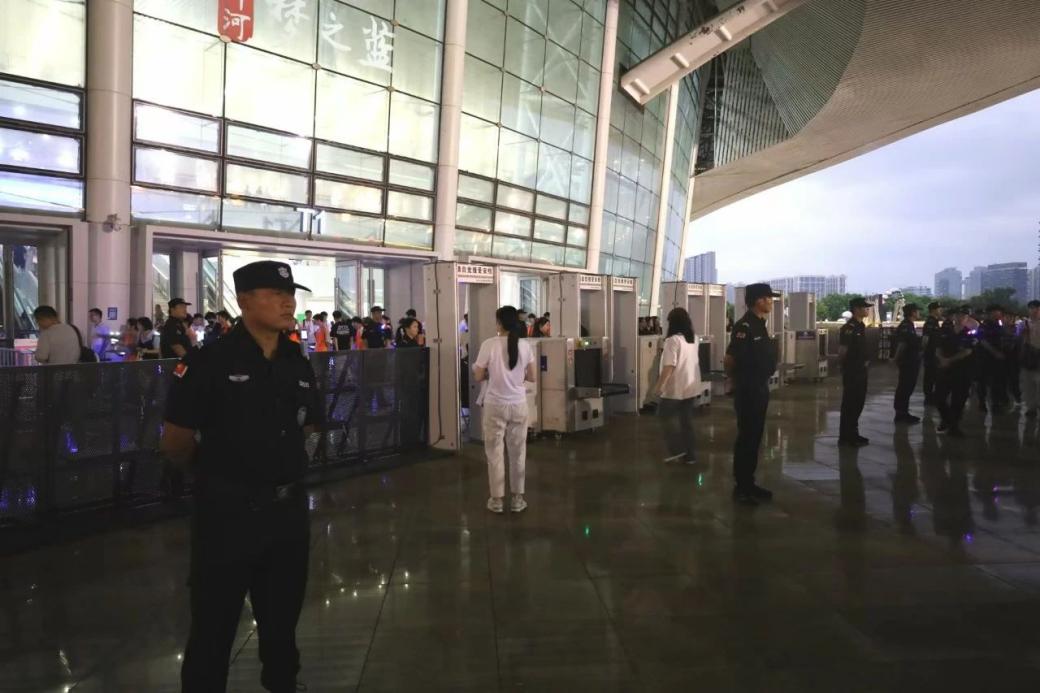 C:/Users/Administrator/Desktop/“安保鐵軍、硬核保障”2024系列報(bào)道四十二——南京市保安服務(wù)有限公司成功護(hù)航張碧晨「今兒個(gè)開心」十周年巡回演唱會(huì)南京站安保任務(wù)/3.jpg3
