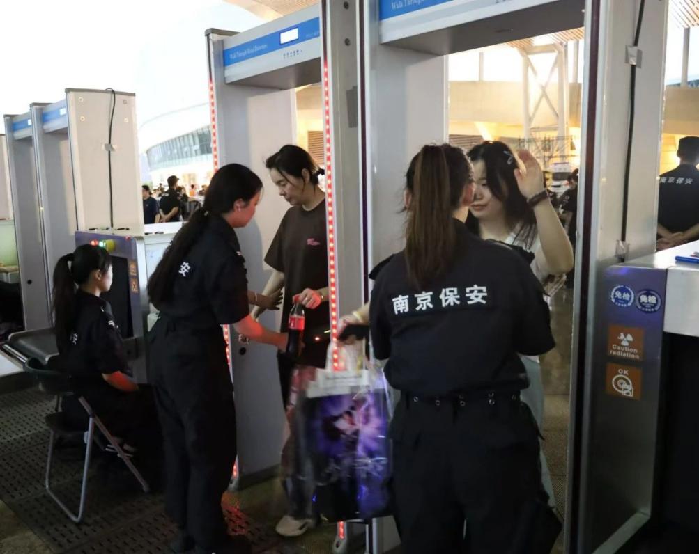 C:/Users/Administrator/Desktop/“安保鐵軍、硬核保障”2024系列報(bào)道四十二——南京市保安服務(wù)有限公司成功護(hù)航張碧晨「今兒個(gè)開心」十周年巡回演唱會(huì)南京站安保任務(wù)/2.jpg2